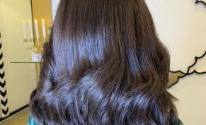 Dark hair dye + hair dryer for 189 riyals